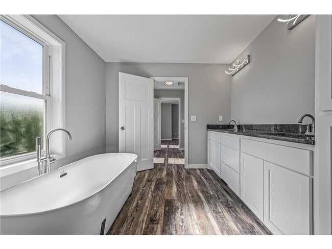 Building Photo - Rare 3 bed 4 bath no upgrade left out! 2 full kitchens, great views, dont miss out!