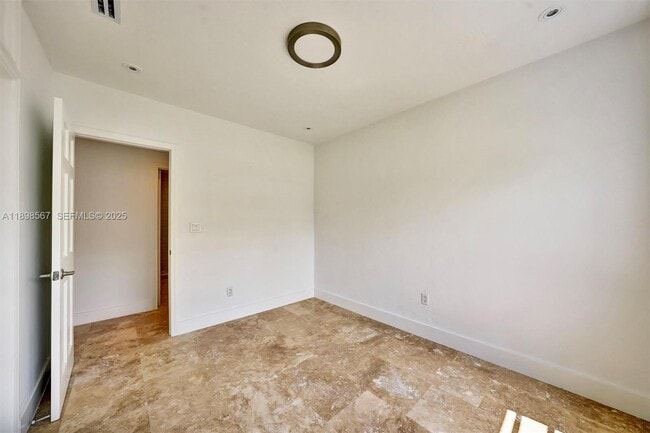 Building Photo - 255 Ridgewood Rd