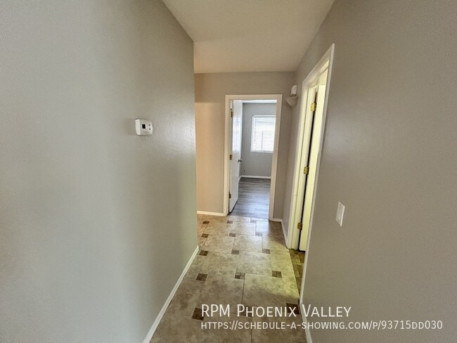 Building Photo - 3 bed/ 2bath Goodyear Home with All new Pa...