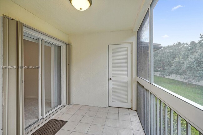 Building Photo - 9901 Westview Dr