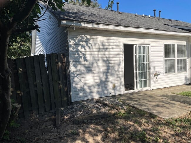 Building Photo - Cozy Two Bedroom Condo Close to Ft. Jackson!