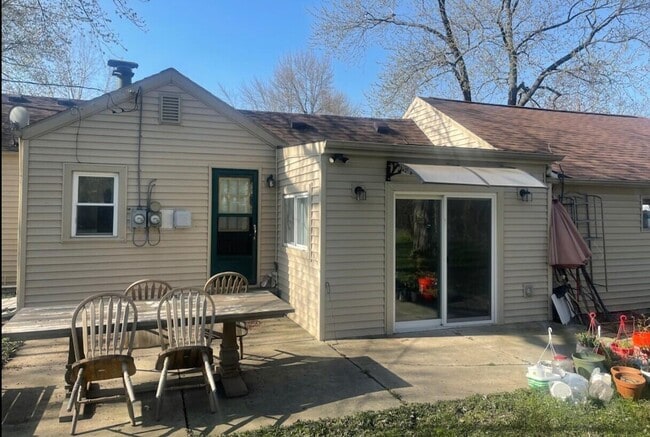 Building Photo - 2363 E Maple Rd