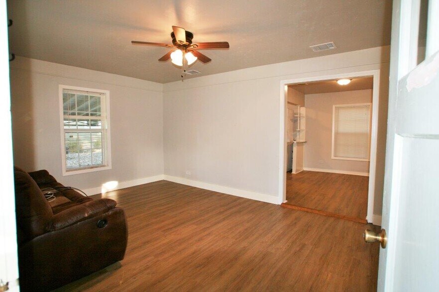 Living room - 404 Briggs St