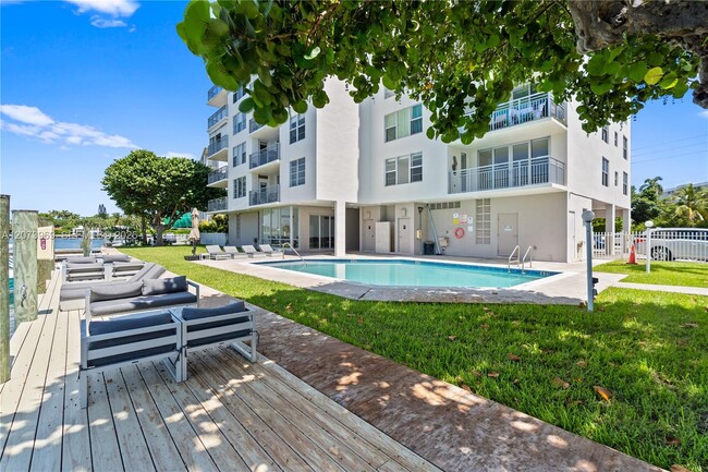 Building Photo - 9250 W Bay Harbor Dr