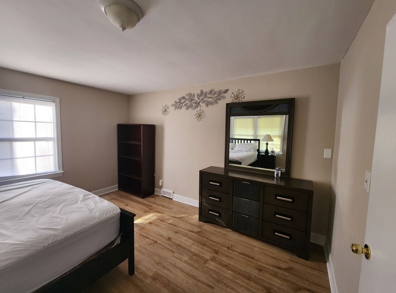 Building Photo - Room in House on Edith Ave