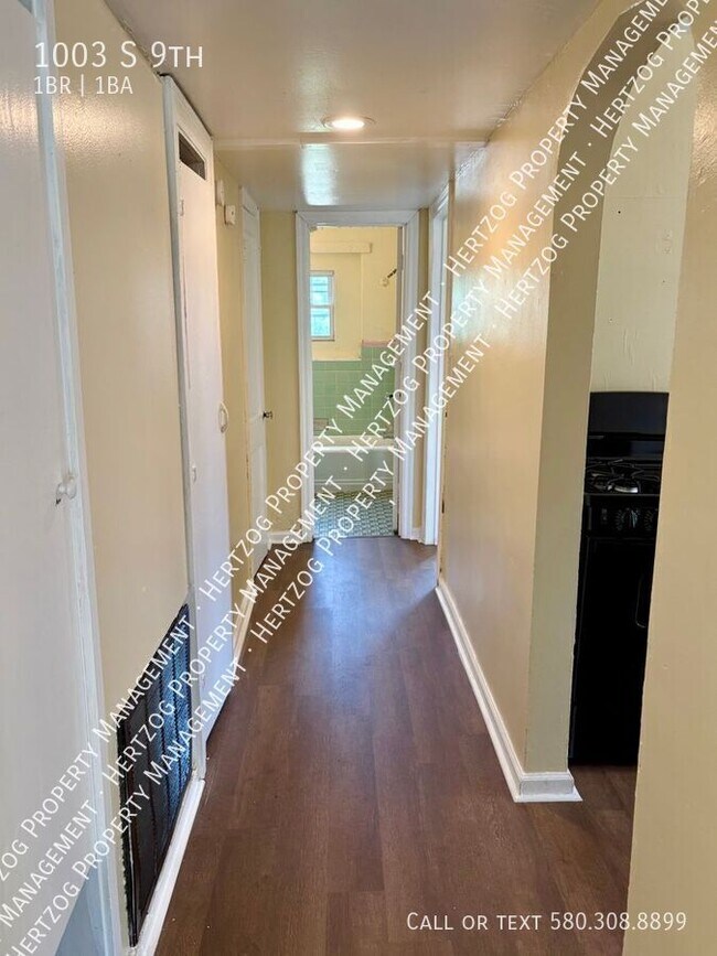 Building Photo - 1003 S 9th-