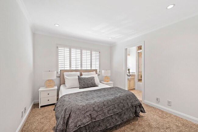 Building Photo - Newport Beach Townhome