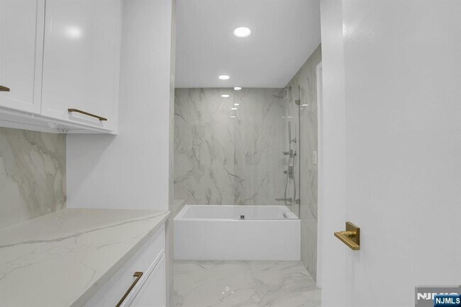 Building Photo - 1055 River 809