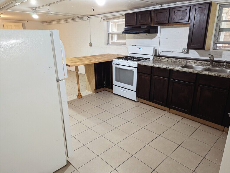 Building Photo - 4835 W Cornelia Ave