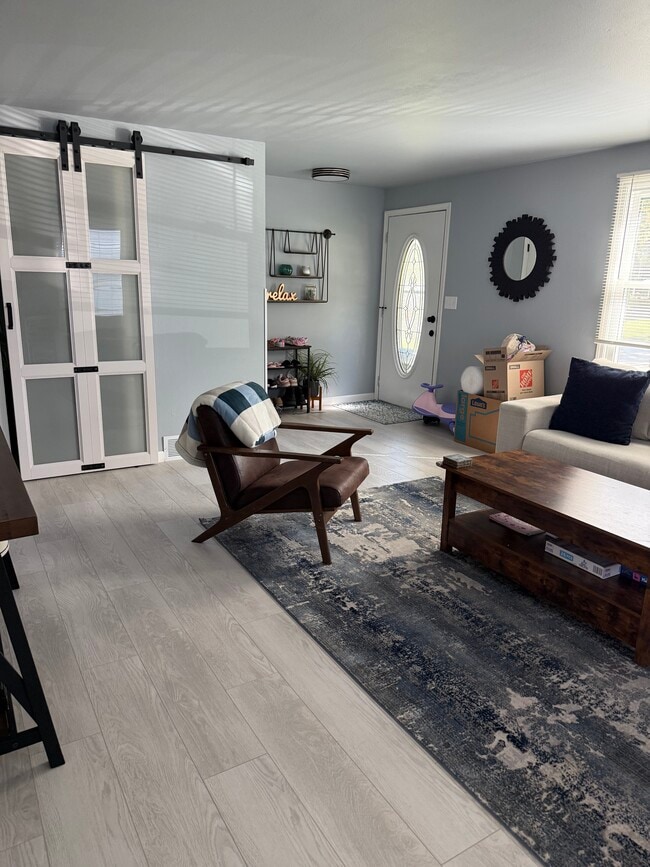 Building Photo - 817 N Hawthorne Dr