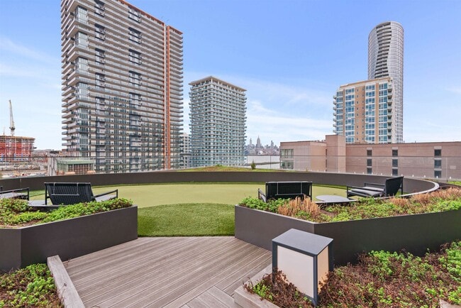 Building Photo - 75 Park Ln S