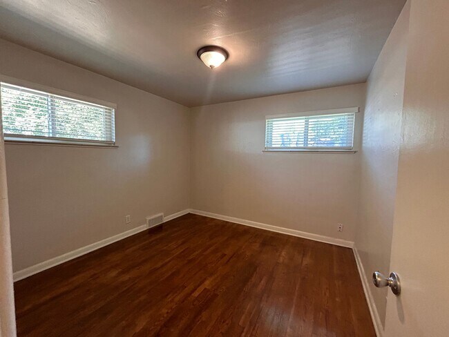 Building Photo - $0 DEPOSIT OPTION. CHARMING 2BED/1BATH DUPLEX NEAR SLOAN LAKE!!