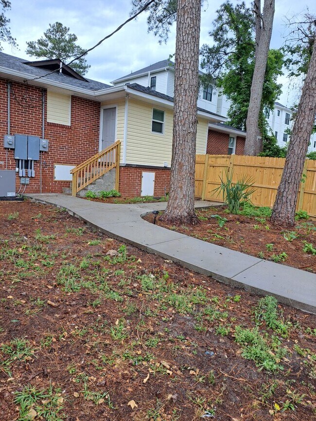Building Photo - 1450-1452 Brentwood Drive