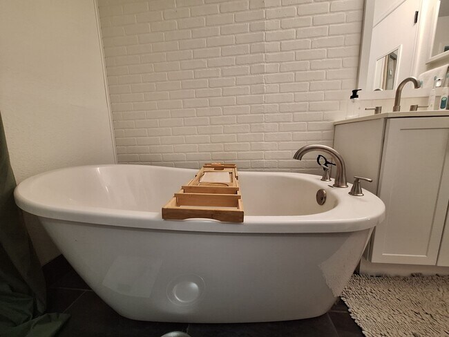 Building Photo - Designer-Remodeled Gem in Ashington Park |...