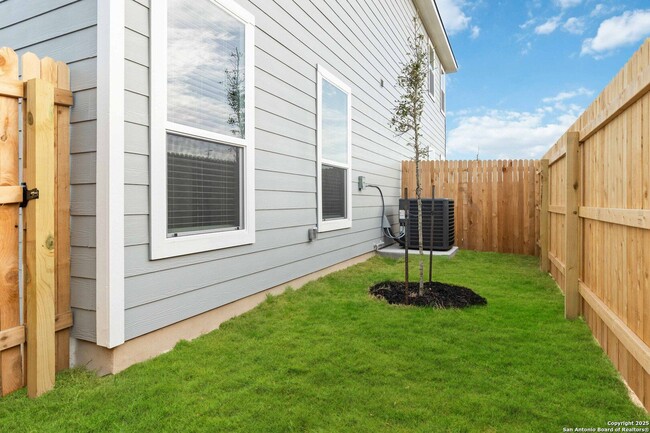 Building Photo - Brand New 3 Bd 3 Full Bath Townhouse Near ...