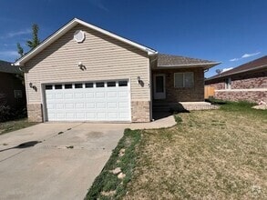 Building Photo - Beautiful 5 bedroom home available NOW
