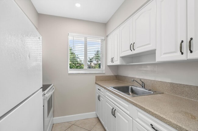 Building Photo - 541 NE 44th St