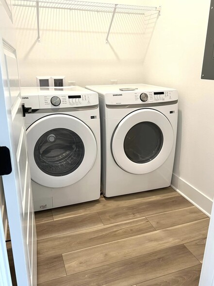 Washer and dryer - 14990 Lebeau Loop