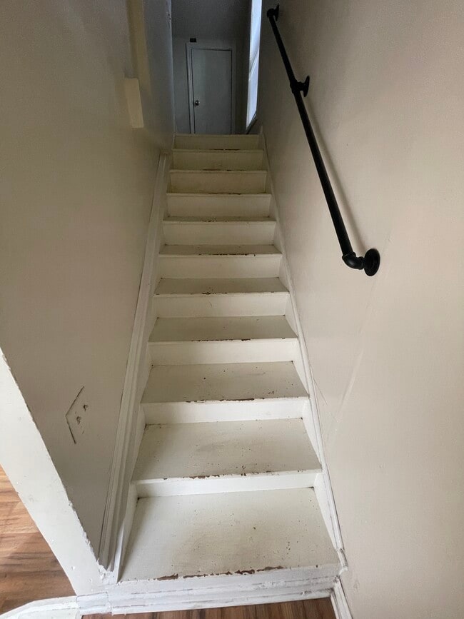 Building Photo - 5-125 Roundtree St