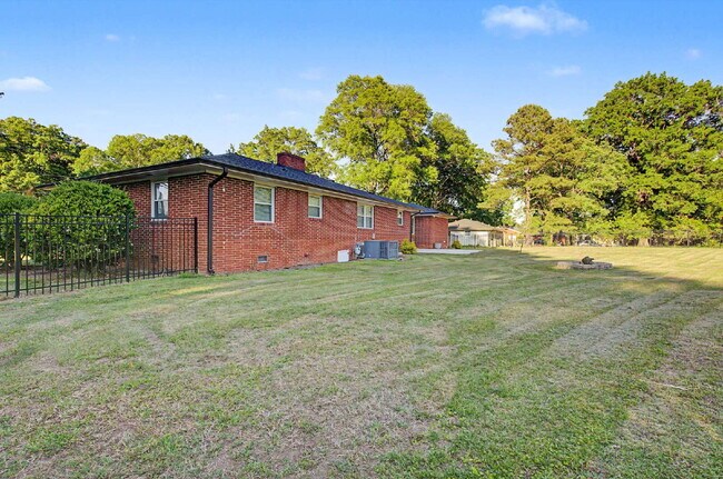 Building Photo - Charming 3-Bed/2.5-Bath Ranch in Durham
