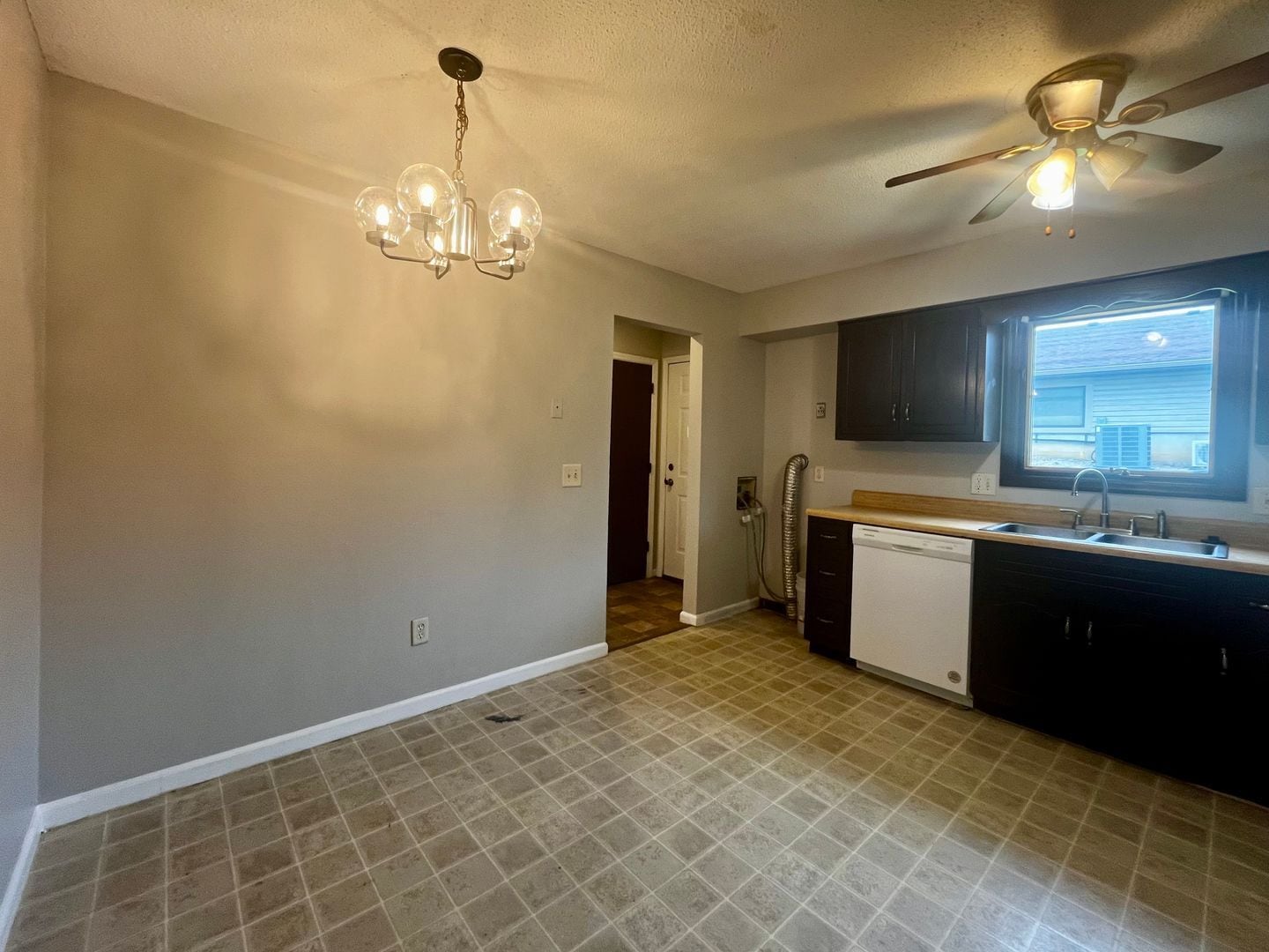 Building Photo - 3326 Kendale Dr