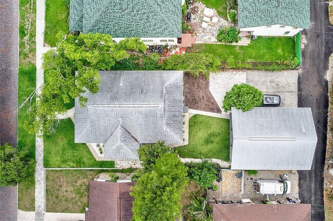 Building Photo - 925 16th Ave N