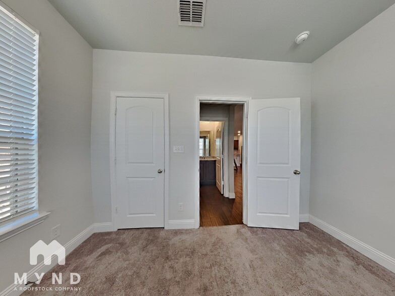 Building Photo - 5568 Kilmer Dr