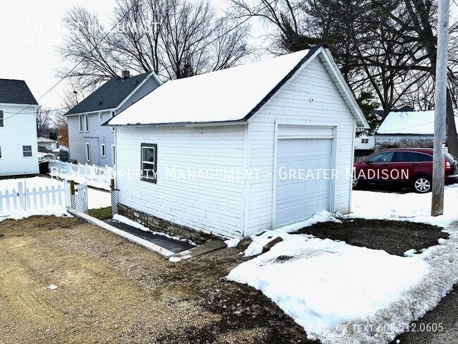 Building Photo - Gorgeous Deforest house for rent with many...