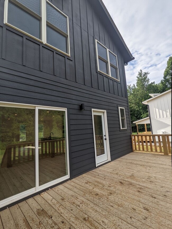 Building Photo - Black Mountain Rental!