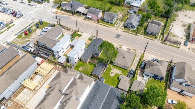 Building Photo - 1435 N Durham Dr
