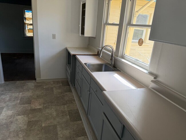 Building Photo - Great Home River Road Area