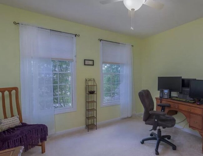 Building Photo - Beautiful large 4 bedroom Home
