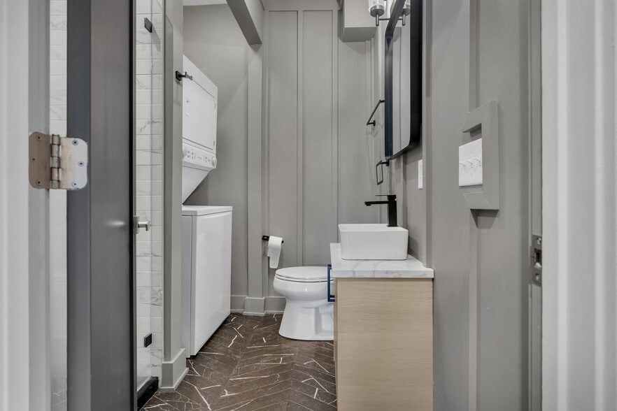 Building Photo - 182 Waterman St