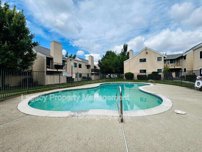 Building Photo - 7445 Auburn Oaks Ct