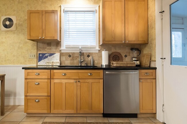 Building Photo - Quaint 4 bedroom Erie Home with Central Air & Garage Parking (Month to Month available)