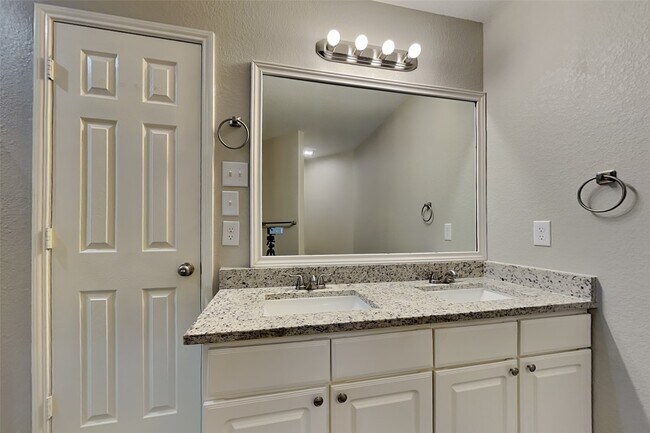 Building Photo - 16731 N Blue Jay Dr