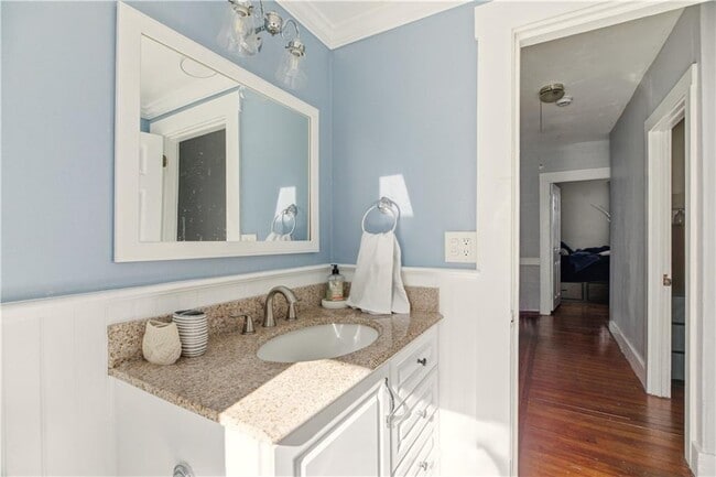 Building Photo - 13 Holland St