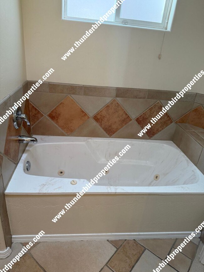 Building Photo - 3 Bedrooms, 2 baths with Valley views in N...