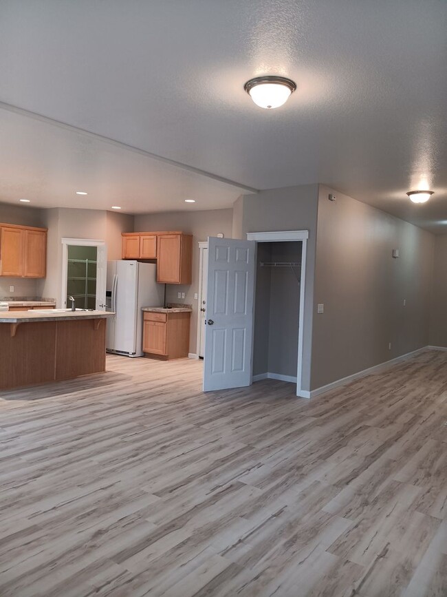 Building Photo - Beautiful Newly Remodeled Propety Ready Fo...