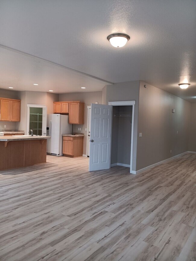 Building Photo - Beautiful Recently Remodeled Propety Ready For You to Enjoy!