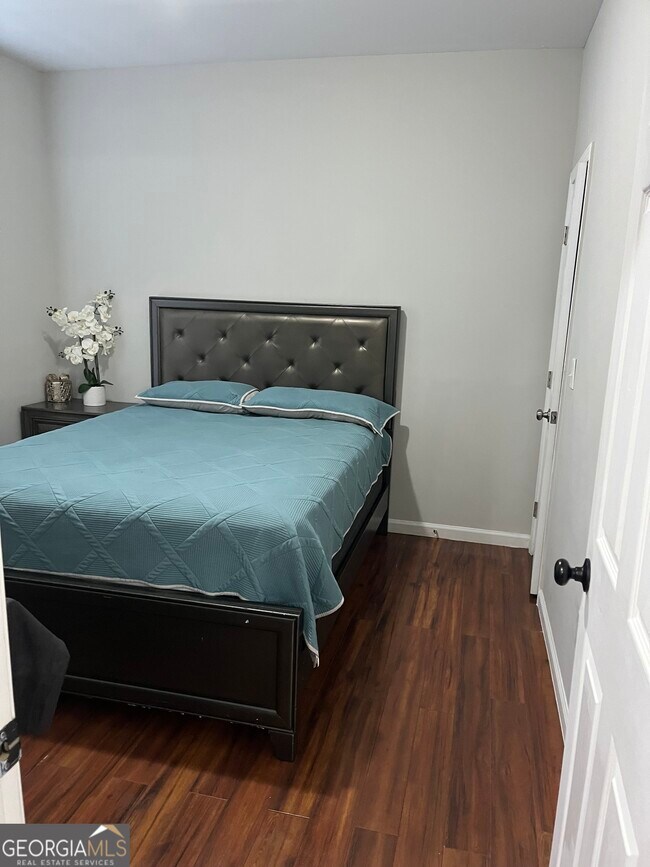 Building Photo - 500 Tulip Ln