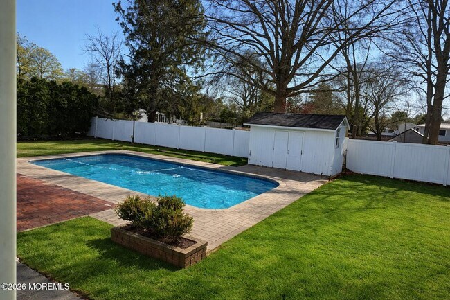 Building Photo - 11 Woodland Dr