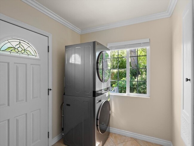 Stackable washer and dryer - 3801 Legion Ln