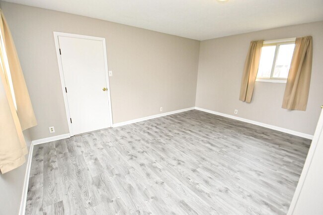 Building Photo - Updated 3 bedroom 1.5 bath home in South Bend IN