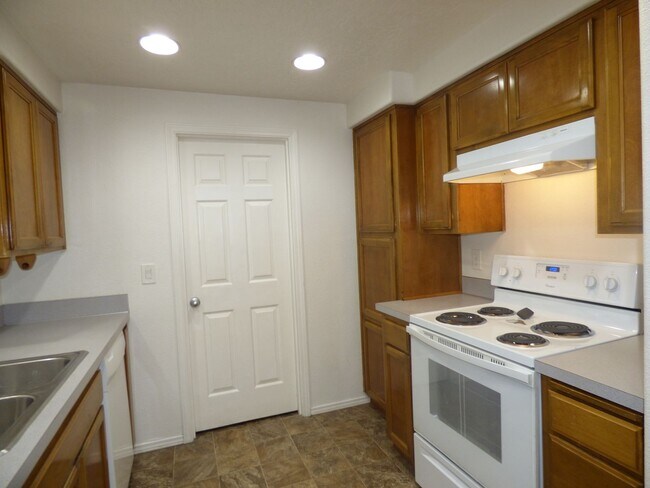 Building Photo - 4811-4813 Cougar Ct SE Salem, OR 97317