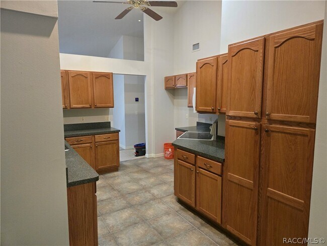 Building Photo - 14 Hollyhock Ct