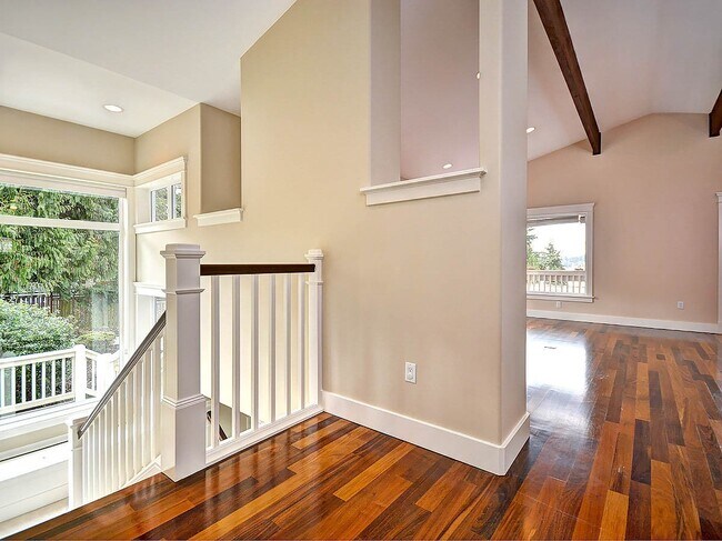 Building Photo - Amazing Kirkland Craftsman
