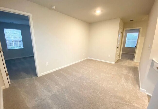 Building Photo - 4 Bed 3 Bath Single Family Home