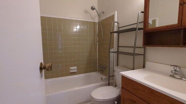 Building Photo - Classic 4 Bed 3.5 Bath Brick Townhome With...