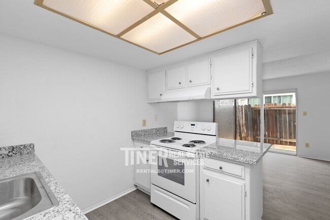 Building Photo - Charming Carmichael Duplex with Water Sewe...